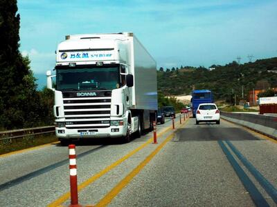 Ανετράπη φορτηγό στην Αθηνών - Κορίνθου