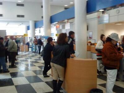 Πάτρα: 'Εσπασαν τη τζαμαρία του Ταχυδρομ...