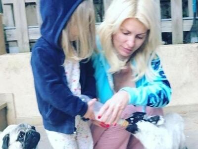 Ελένη Μενεγάκη: Ταΐζει με τη μικρή της κ...