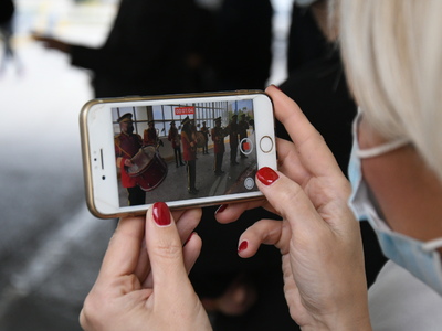 Πάτρα: Είπαν τα κάλαντα σε υγειονομικούς...