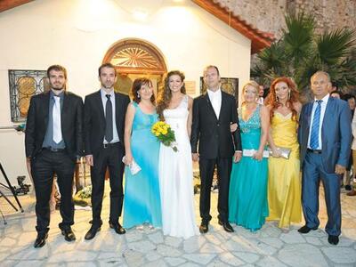 Οι νεόνυμφοι με τις οικογένειές τους: Βα...