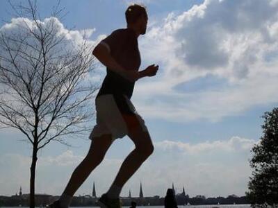 Έκανε γυμνός push ups στην άσφαλτο και τ...