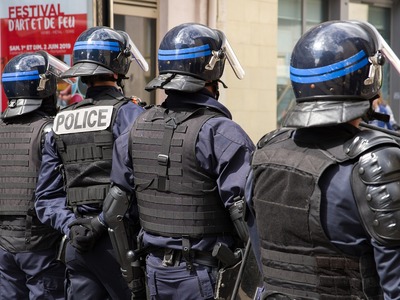 Γαλλία: Κρατείται ύποπτος για τον πυροβο...