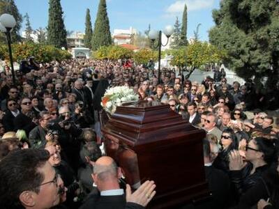 Πληθος κόσμου αποχαιρέτισε την Τζένη Βάν...