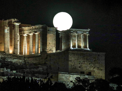 Η Πανσέληνος του Αυγούστου πάνω απο την ...