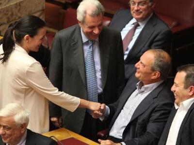 Το χειροφίλημα του Καραμανλή στην Όλγα Κ...