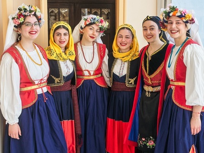 Μέλη της νεανικής χορευτικής ομάδας