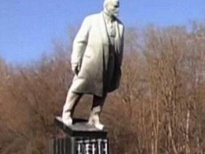 «Αντίο Λένιν» λένε οι Ουκρανοί -Γκρεμίζο...