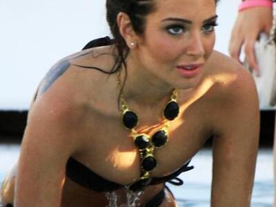 Η Tulisa Contostavlos συνεχίζει να αναστ...