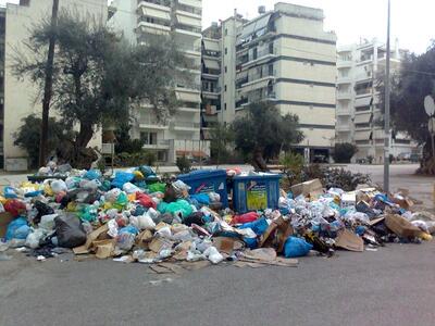 Οδός Κεφαλληνίας: Βουνό τα σκουπίδια μια...