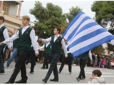 Στο Χαλάνδρι παρέλασαν με το εμβατήριο τ...