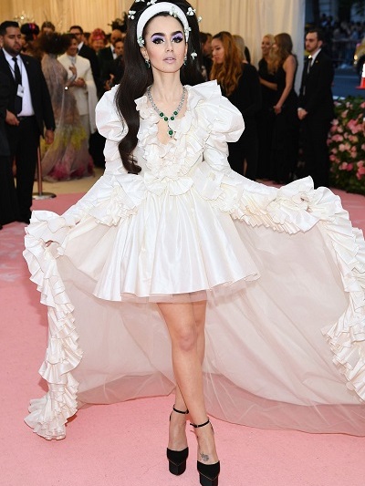 ΛΙΛΙ ΚΟΛΙΝΣ ME GIAMBATTISTA VALLI