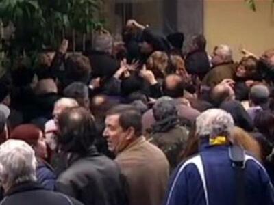 Εικόνες ντροπής στο Αιγάλεω - Ουρές και ...