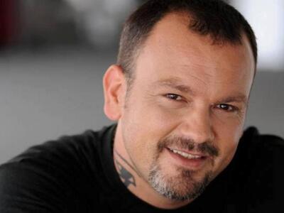 Έβαλε στεφάνι ο Δημήτρης Σκαρμούτσος - Γ...