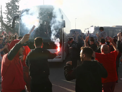 Ολυμπιακός: Αποθέωση στην άφιξη των θρια...