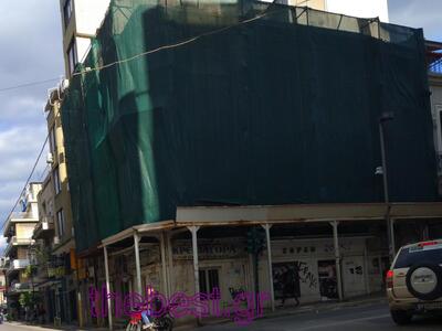 Το πράσινο δίχτυ σε εγκαταλειμμένα σπίτι...