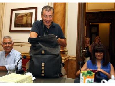 "Αυγή" για Θεοδωράκη: Είναι κα...