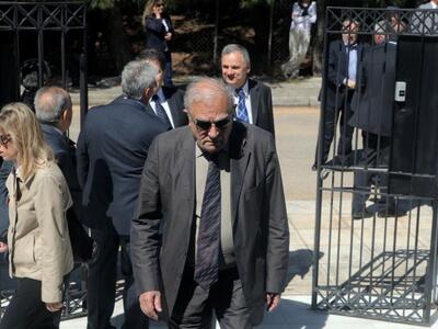 Aυτή την ώρα το τελευταίο αντίο στον Σερ...