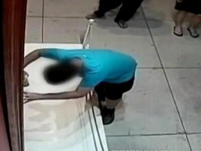 12χρονος σκόνταψε και κατέστρεψε πίνακα ...