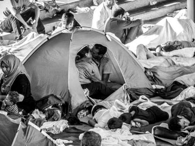 Το φιλί των προσφύγων - Η φωτογραφία και...