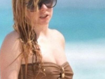 Το σεξι ατύχημα της Αβρίλ Λαβίν στην θάλ...