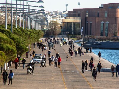 Θεσσαλονίκη: Αστυνομικοί στέλνουν τον κό...