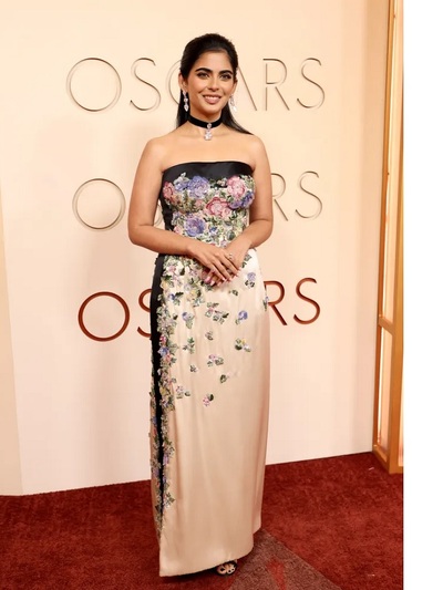 Iσα Αμπάνι με Valentino vintage