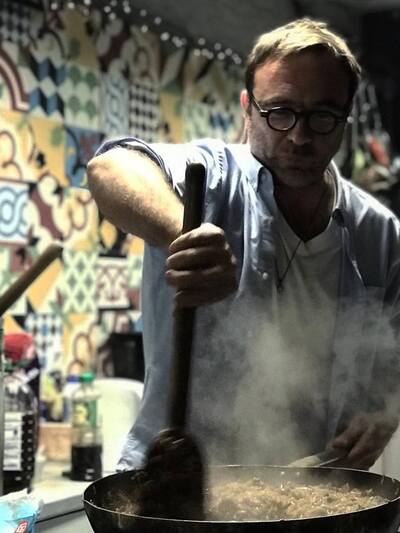 Μαγειρεύοντας στο Earth Refugee. Φωτ. απ...