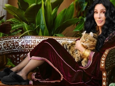 Cher: Bohemian goddess με μπότες Ugg στη...
