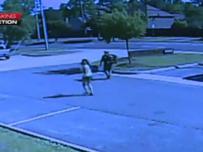 Η στιγμή που η γυναίκα προσεγγίζει τον ά...