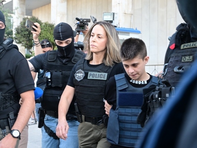 Στα... χαρακώματα Μουρτζούκου – Πόπη για...