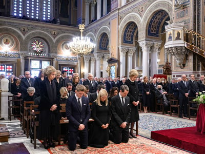 Τέως βασιλιάς Κωνσταντίνος: Η στιγμή που τα παιδιά του γονάτισαν στην Μητρόπολη