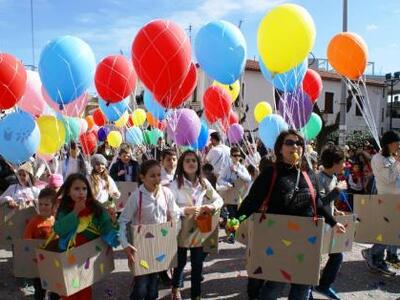 Ξεφάντωσαν 2.000 μικροί και μεγάλοι μασκ...