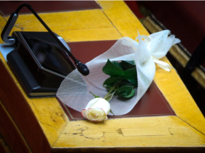 ΠΑΣΟΚ: Ένα λευκό τριαντάφυλλο στο έδρανο...