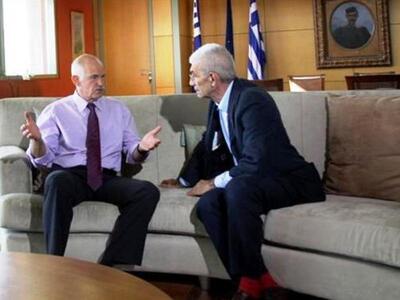 Με κόκκινη κάλτσα υποδέχθηκε τον Παπανδρ...