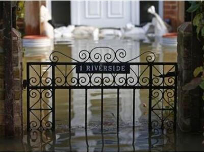 Ο οργισμένος Τάμεσης «πνίγει» τη νότια Βρετανία