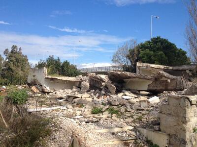 Πάτρα: Ερείπια και μπάζα κάτω απο την γέ...