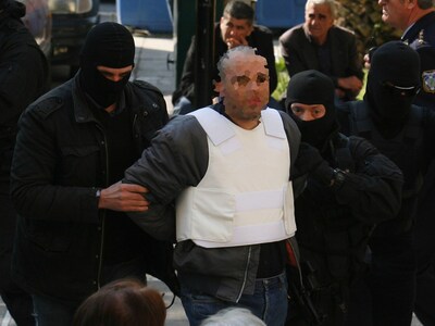 Συνελήφθησαν γιατί παρέλαβαν ταχυδρομικά...