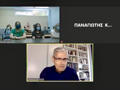 O Άγγελος Τσιγκρής συζητά με μαθητές Λυκ...