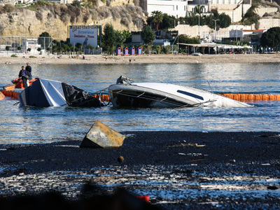 Φωτιά στη Μαρίνα Ζέας: Βυθίστηκε θαλαμηγ...