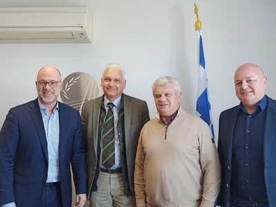 Ο Φ. Ζαΐμης παρέδωσε στον Π. Παπαδόπουλο...