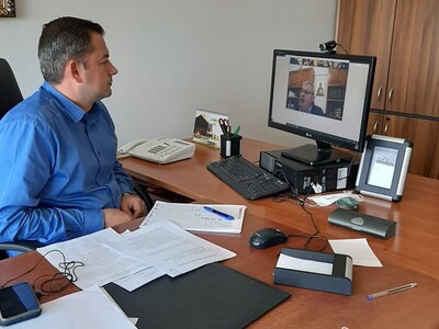 Σε τηλεδιάσκεψη με Αντιπεριφερειάρχες Αγ...