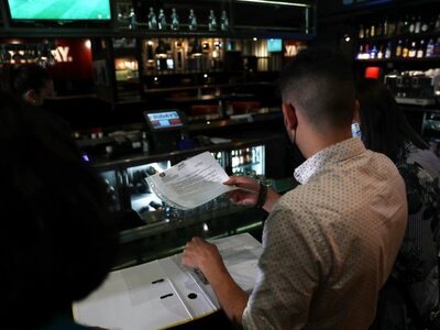 Εστίαση: Στο ένα χέρι το... πιστοποιητικ...