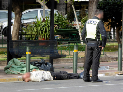 Ένας άστεγος έξω από την Ευελπίδων, την ...