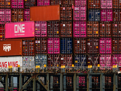 FT: ΗΠΑ και ΕΕ κοντά σε συμφωνία για δασμούς 15%