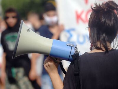 Στους δρόμους μαθητές και εκπαιδευτικοί ...