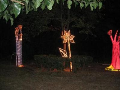 Τα φωτιστικά γλυπτά που μαγνητίζουν παιδ...