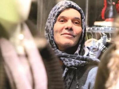 Με μαντήλα στο κεφάλι ο Στέλιος Ρόκκος