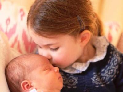 Η βασιλική οικογένεια έδωσε στη δημοσιότ...