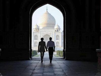 Ρομαντική βόλτα στο Ταζ Μαχάλ για το ζεύ...